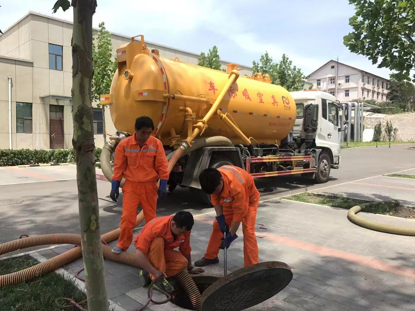 孝昌管道疏通车停在窨井附近