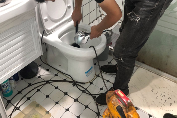 孝昌马桶堵塞自己疏通还是找师傅？专业上门服务让你省时更省心